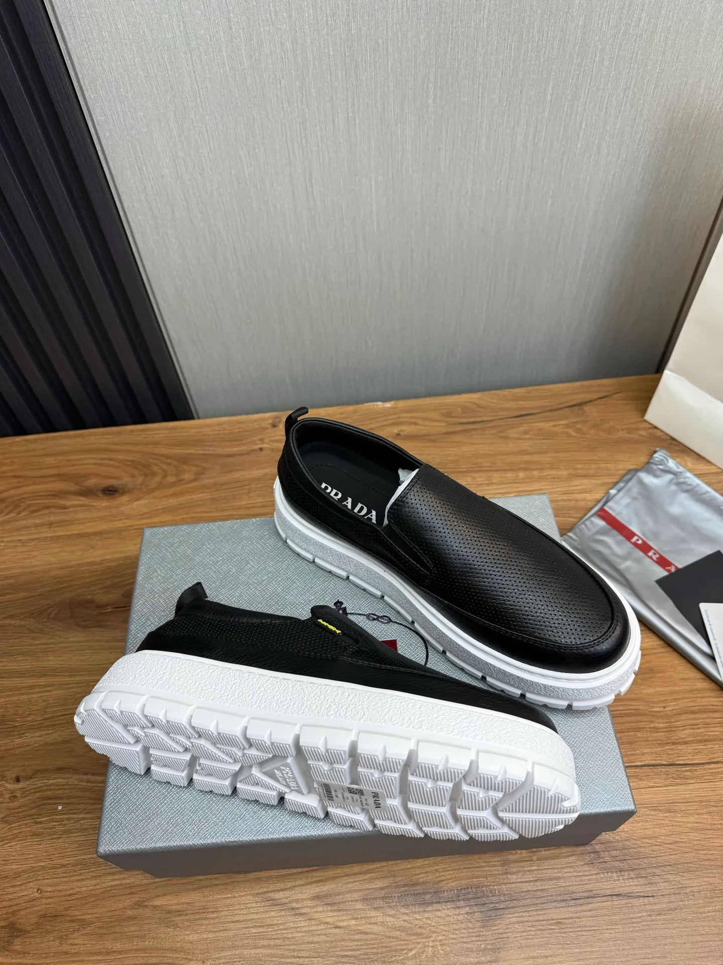 Men's shoes 💰580💰 [PRADA] Men's shoes are popular in the counter, official website is synchronized, 1 high-quality shipment ✔️Imported cowhide punching + cowhide lining, 1🆚1 replica, original sole, 38-45 (45 customized, non-refundable)